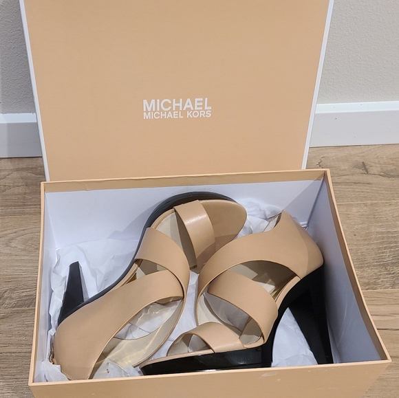 Michael Kors womens Sandals size 8M - Picture 3 of 10